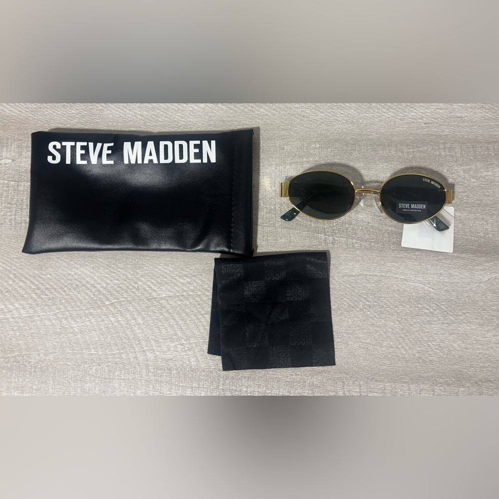 Steve Madden Mystie Sunglasses
NWT in Pouch Gold rimmed, UV protection